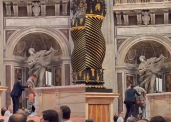 Hombre orinó y profanó altar en la Basílica de San Pedro durante misa en el Vaticano
