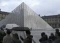 Detienen a cinco nuevos sospechosos del robo de joyas en el Museo del Louvre