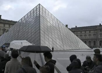 Detienen a cinco nuevos sospechosos del robo de joyas en el Museo del Louvre