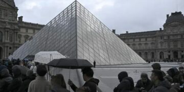 Detienen a cinco nuevos sospechosos del robo de joyas en el Museo del Louvre