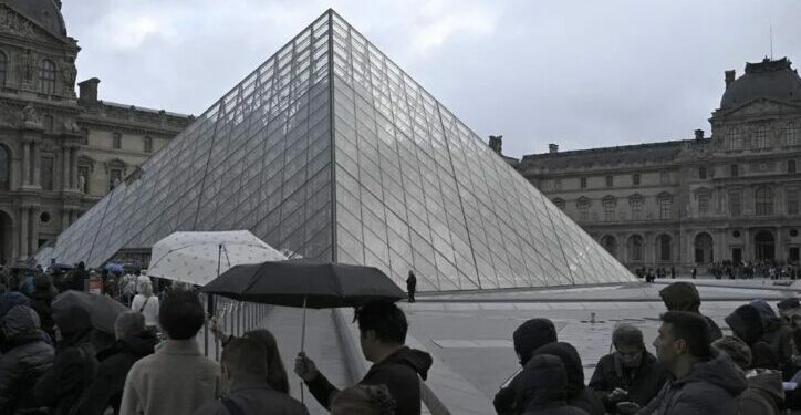Detienen a cinco nuevos sospechosos del robo de joyas en el Museo del Louvre