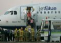 Al menos 15 personas fueron hospitalizadas tras un aterrizaje de emergencia de un vuelo de JetBlue en Florida