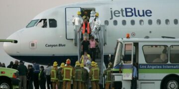 Al menos 15 personas fueron hospitalizadas tras un aterrizaje de emergencia de un vuelo de JetBlue en Florida