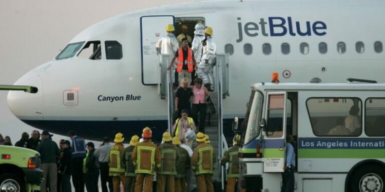 Al menos 15 personas fueron hospitalizadas tras un aterrizaje de emergencia de un vuelo de JetBlue en Florida