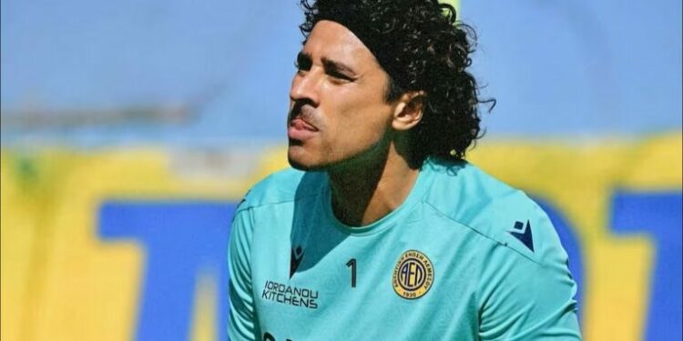 Guillermo Ochoa impone récord en el futbol de Chipre y se convierte en el portero más goleado en cuatro juegos