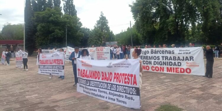 Protestan trabajadores del Tecnológico de San Luis