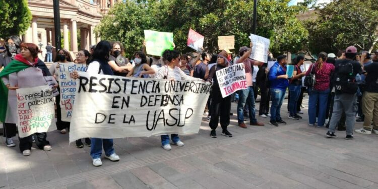 Universitarios marchan en SLP; irrumpen consignas contra Gobierno, UASLP y Ayuntamiento