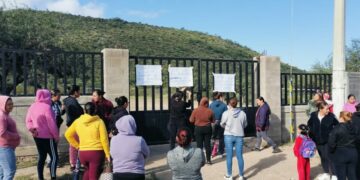 Protestan por falta de maestros en la Telesecundaria Teódulo Agundis