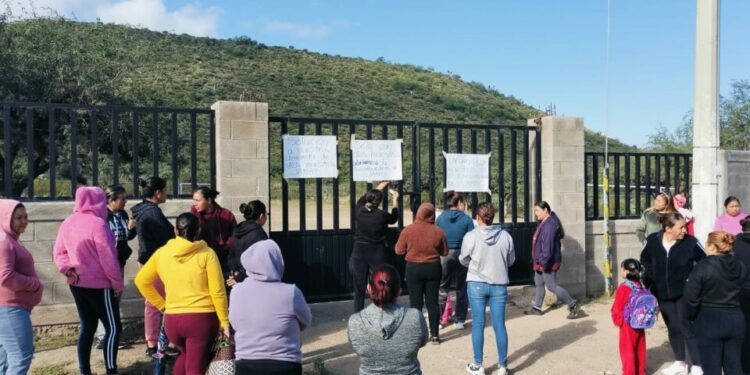 Protestan por falta de maestros en la Telesecundaria Teódulo Agundis