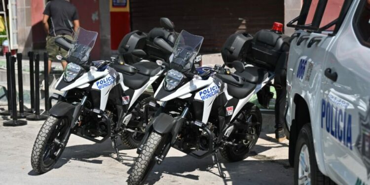 Gobierno del Estado entrega de patrullas, motocicletas y equipo táctico en Matehuala