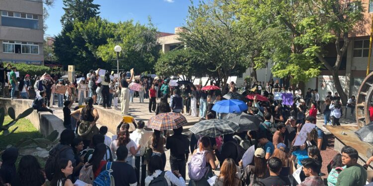 VIDEO | Protestan contra profesor acosador de la Facultad de Economía