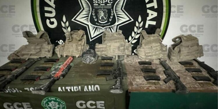 Encuentran en Cedral armas y equipo táctico