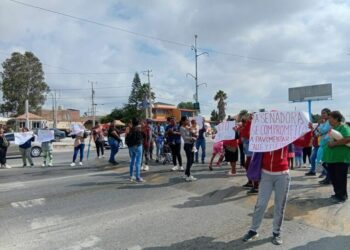 Bloquean Periférico en demanda de obras
