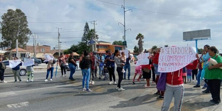 Bloquean Periférico en demanda de obras