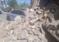 Volcadura de camión cargado de piedras en Sierra Vista provoca daños y moviliza a cuerpos de emergencia