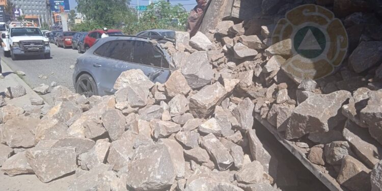 Volcadura de camión cargado de piedras en Sierra Vista provoca daños y moviliza a cuerpos de emergencia