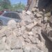 Volcadura de camión cargado de piedras en Sierra Vista provoca daños y moviliza a cuerpos de emergencia