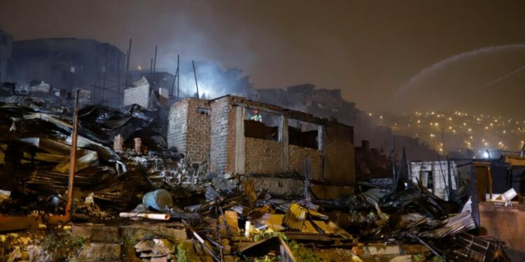 Explosión en polvorín clandestino deja 4 heridos y 100 casas incendiadas en Perú