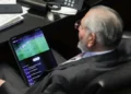 VIDEO | Adán Augusto López ve el futbol mientras comparece el secretario de Hacienda