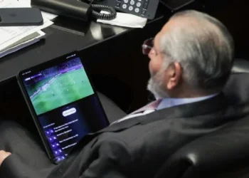 VIDEO | Adán Augusto López ve el futbol mientras comparece el secretario de Hacienda