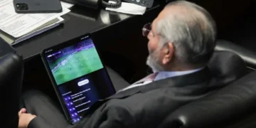 VIDEO | Adán Augusto López ve el futbol mientras comparece el secretario de Hacienda