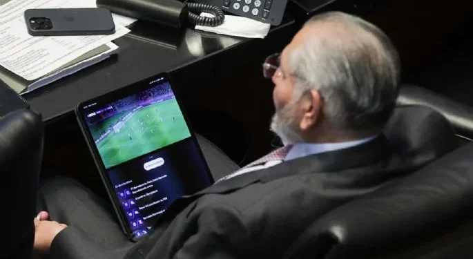 VIDEO | Adán Augusto López ve el futbol mientras comparece el secretario de Hacienda