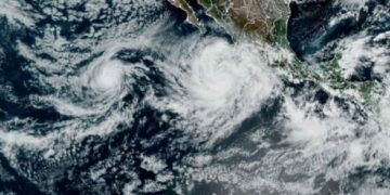 Huracán Priscilla azota el oeste de México con intensas lluvias y fuertes vientos