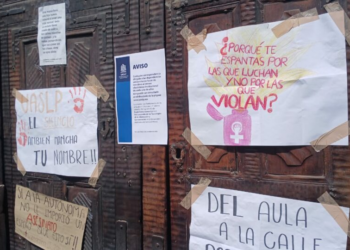 Marchan estudiantes de la Facultad de Derecho
