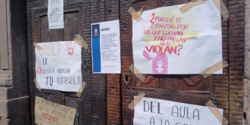 Marchan estudiantes de la Facultad de Derecho