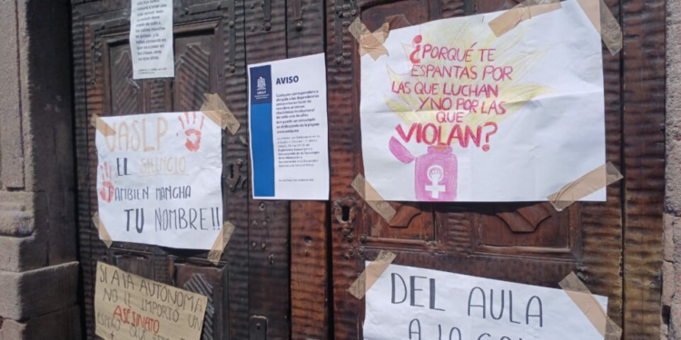 Marchan estudiantes de la Facultad de Derecho
