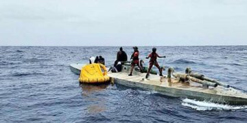 Marina rescata a 27 menores en embarcación en Sinaloa
