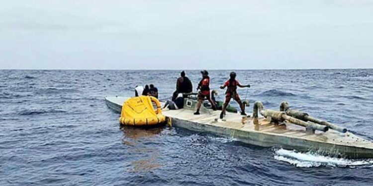 Marina rescata a 27 menores en embarcación en Sinaloa