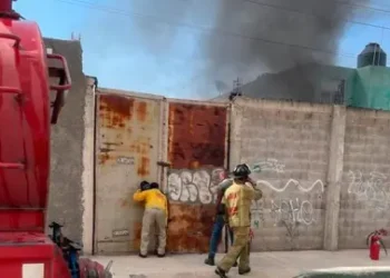 Menores provocan incendio en lote baldío; vecinos alarmados