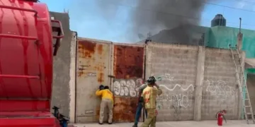 Menores provocan incendio en lote baldío; vecinos alarmados