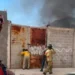 Menores provocan incendio en lote baldío; vecinos alarmados