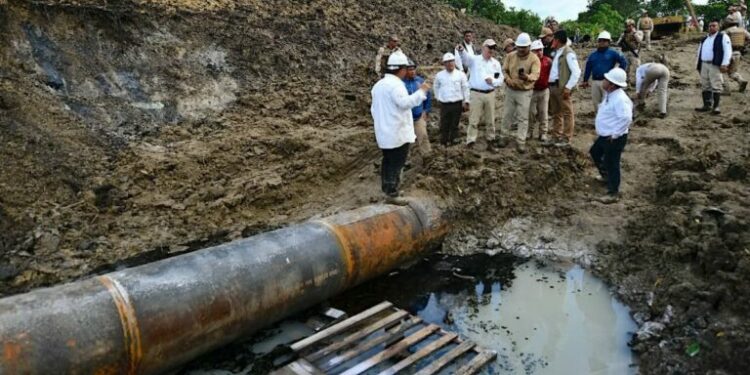 Pemex recupera 345 mil litros de crudo tras fuga en río Pantepec