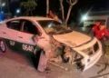 Taxi termina destrozado tras choque en la colonia San Felipe