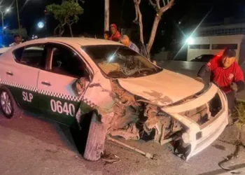 Taxi termina destrozado tras choque en la colonia San Felipe