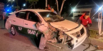 Taxi termina destrozado tras choque en la colonia San Felipe