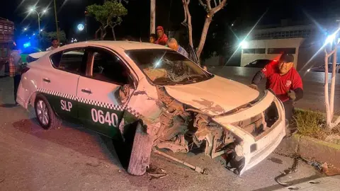 Taxi termina destrozado tras choque en la colonia San Felipe