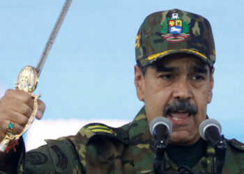 Maduro pide a la Fuerza Aérea que esté “alerta” para defender a Venezuela