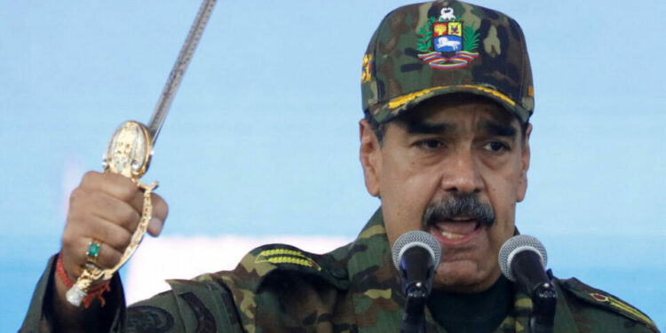Maduro pide a la Fuerza Aérea que esté “alerta” para defender a Venezuela