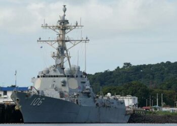 Destructor de EE.UU. bloquea ruta de petrolero ruso rumbo a Venezuela