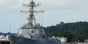 Destructor de EE.UU. bloquea ruta de petrolero ruso rumbo a Venezuela
