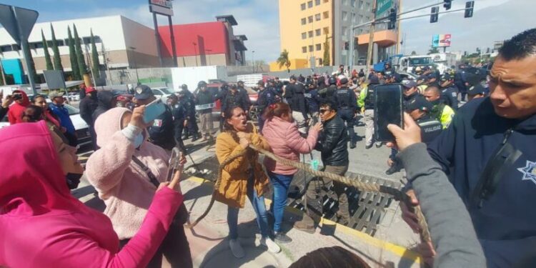 VIDEO| Usan fuerza pública para desalojar bloqueo en la glorieta del Real Inn