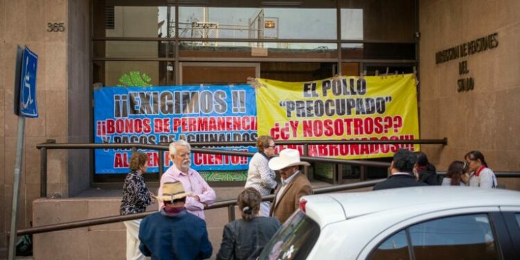 Maestros de telesecundaria exigen pago de bonos de permanencia y aguinaldo completo
