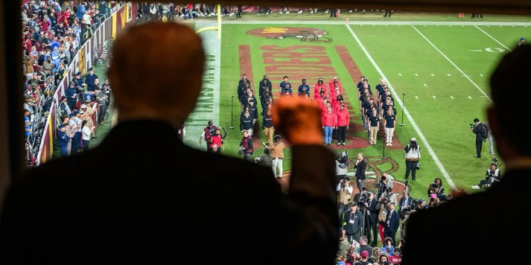 Abuchean a Trump en partido de Commanders vs Lions en Washington