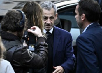 Expresidente Sarkozy obtiene su libertad tras 20 días en prisión; tendrá medidas de control judicial