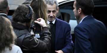 Expresidente Sarkozy obtiene su libertad tras 20 días en prisión; tendrá medidas de control judicial