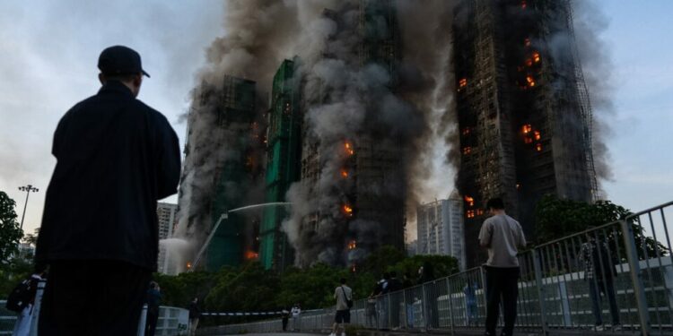Suman 36 muertos por incendio en complejo residencial de Hong Kong